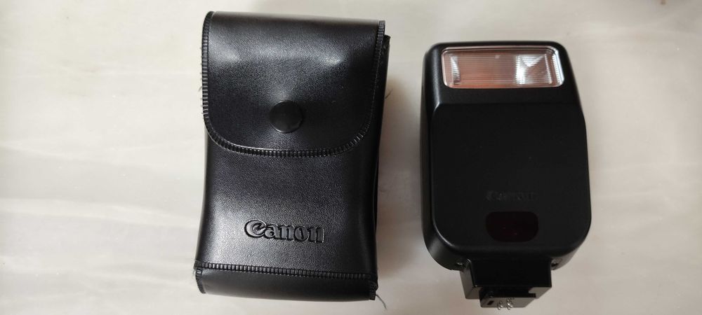 Canon EOS 1000 + flash Speedlite 200E