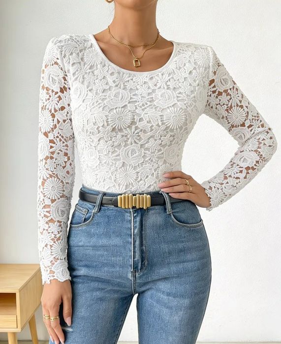 Białe koronkowe body