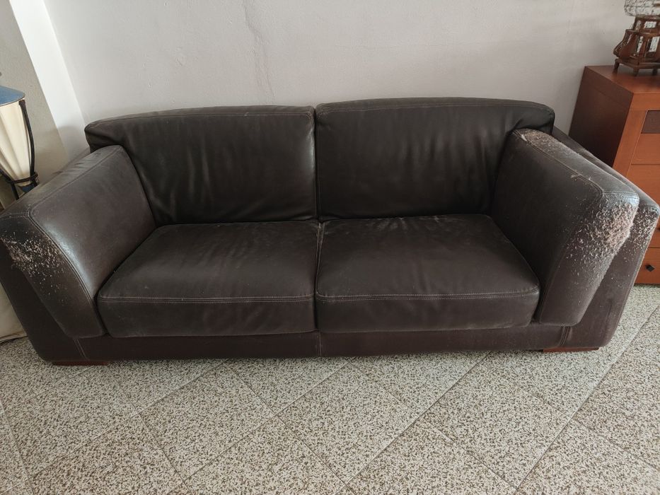 Sofá em pele castanho