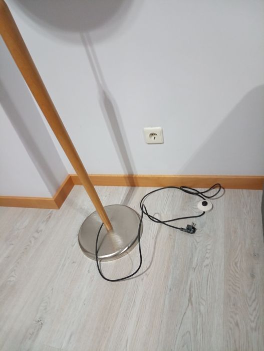 Candeeiro de pé com abajur