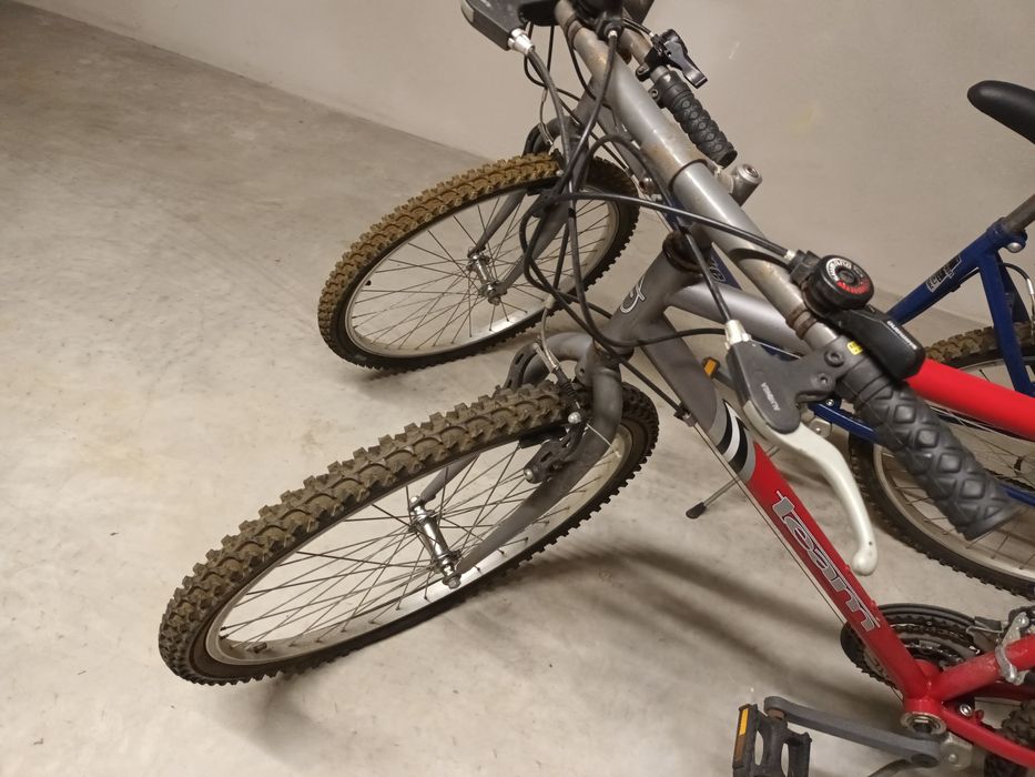 2 bicicletas , pouco uso, 1 pneu vaza ar.