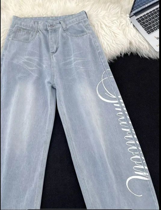 Джинси жіночі з надписом на нозі