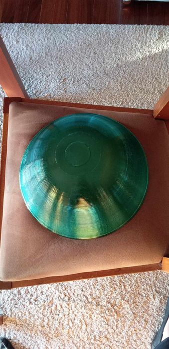 Grande taça vintage, em vidro verde e completamente nova