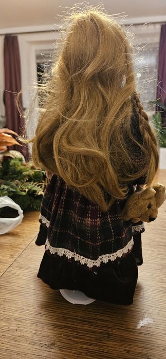 Lalka porcelanowa kolekcjonerska ze stojakiem