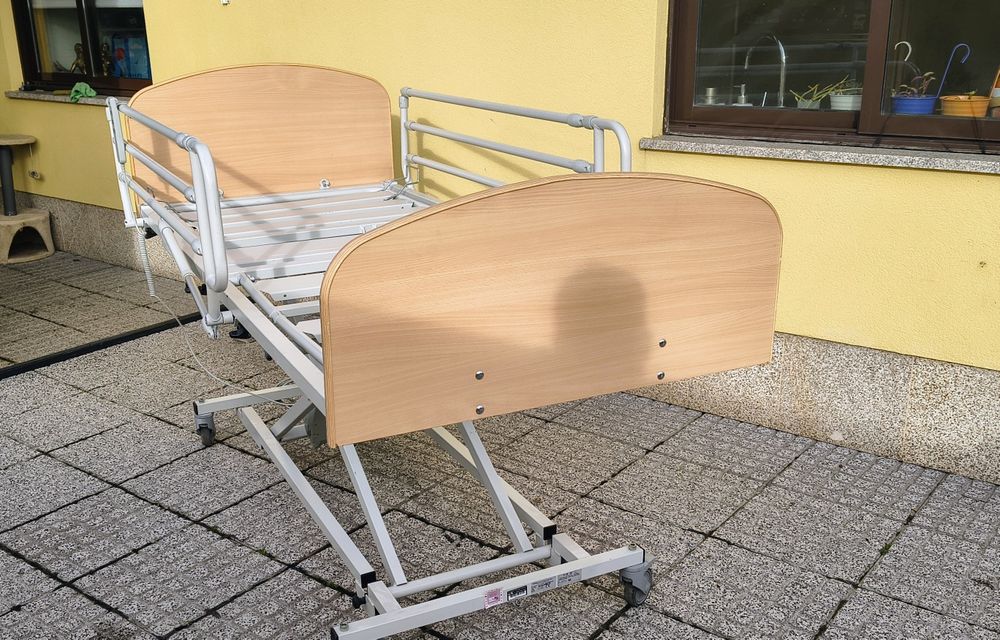 Cama articulada elétrica e elevatória hospitalar