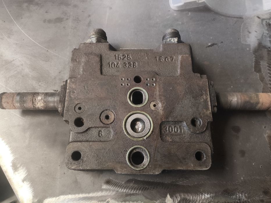 Rozdzielacz elektrohydrauliczny podnośnika Renault Ares