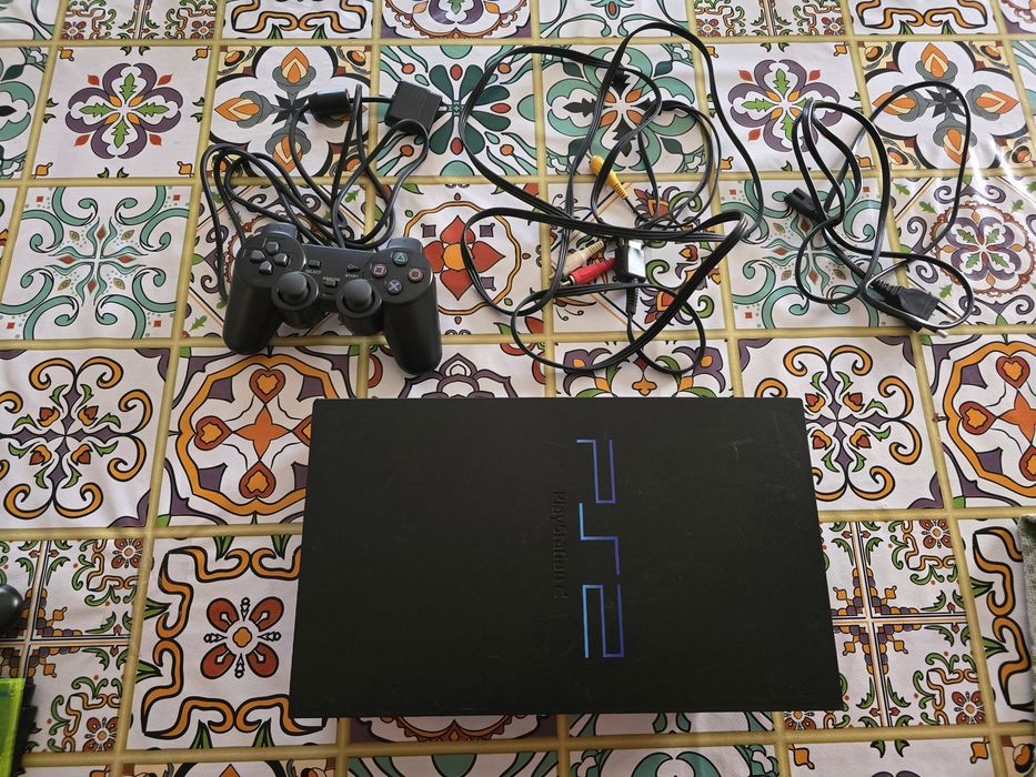 Consola sony SCPH-30004 R playstation 2 / ps2 + cabos + comando

Modelo scph-39004

Está tudo a funcionar bem
