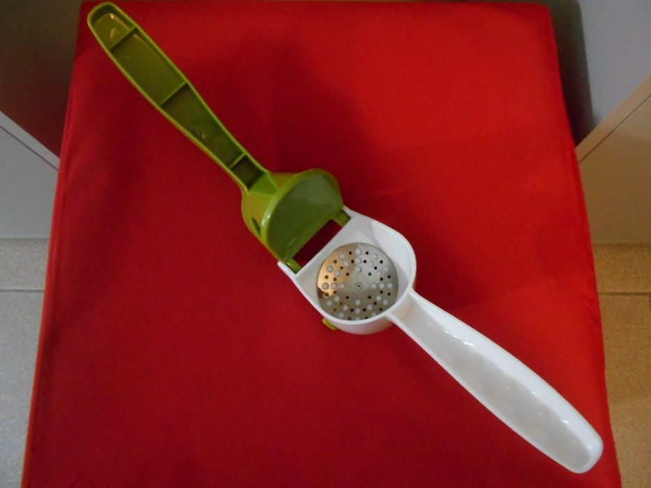 Utensílios de cozinha NOVOS (Passe-vite, espremedor e saleiro)