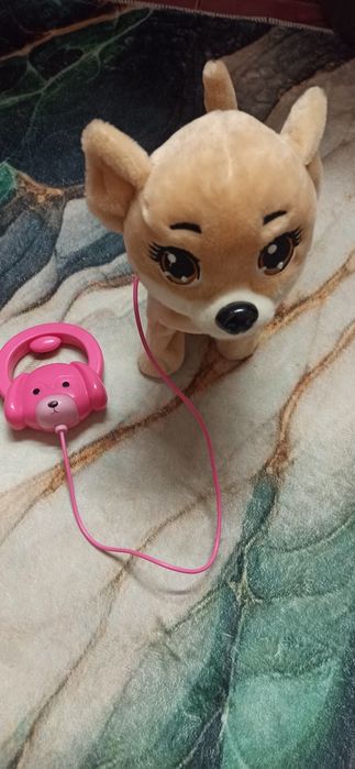 Играшковая собака на поводке