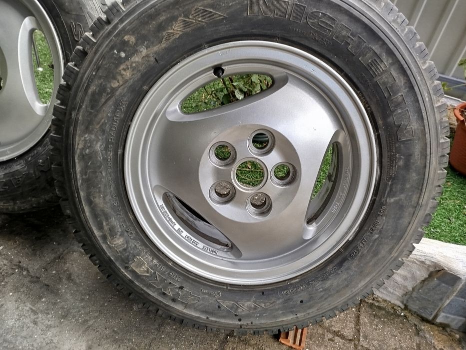 4 Jantes com pneus usados Discovery TD5 ou Range Rover P38 5X120