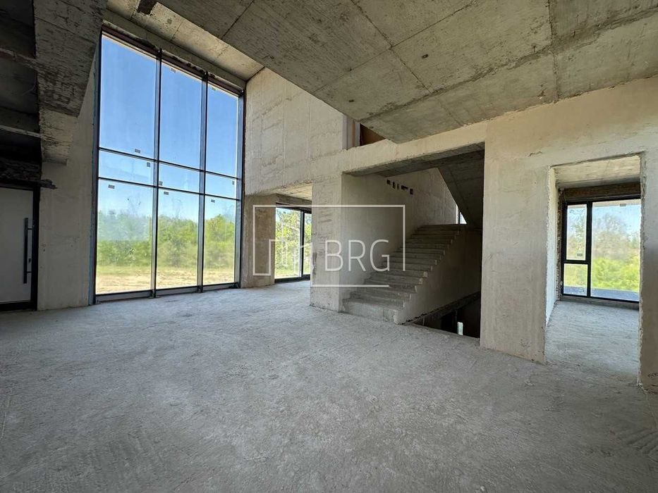 Современный дом с бассейном на террасе 74 сотки Лесники без комиссии