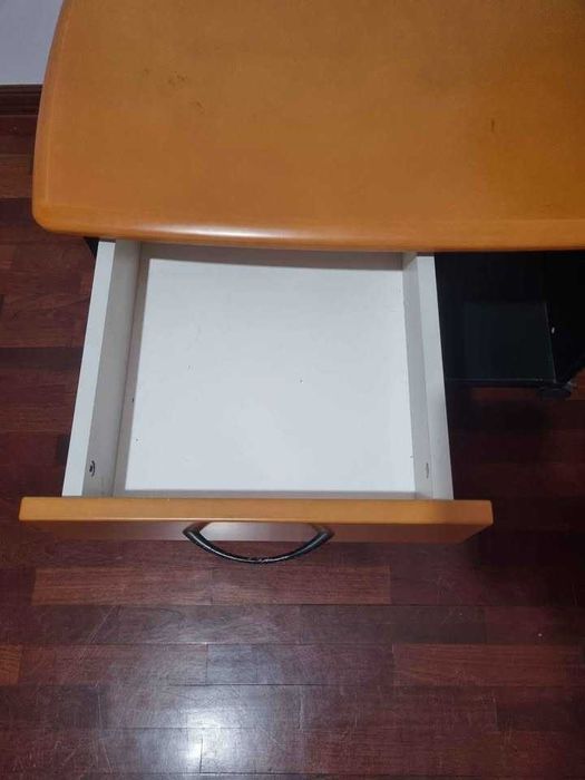 Secretária com gavetas de apoio