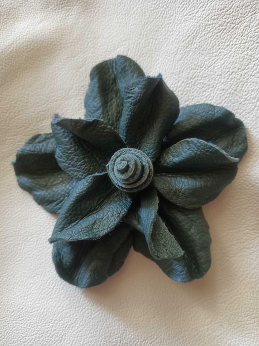Broszka kwiat ze skóry