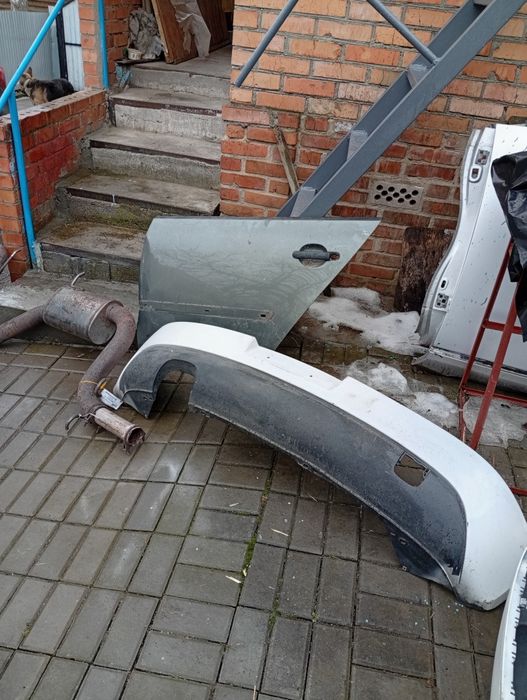 Продам глушник, бампера, шубу задніх дверей до VW Golf 5