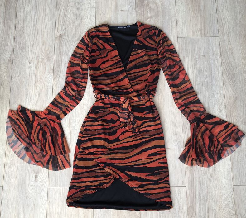 Помаранчева сукня з принтом зебри