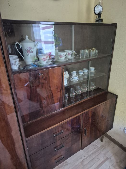 Kredens PRL wysoki połysk , gratis porcelana.