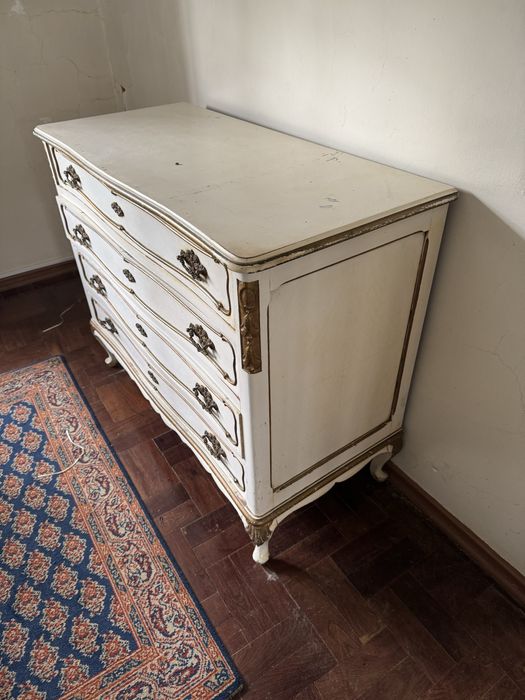 Cama, cómoda e roupeiro