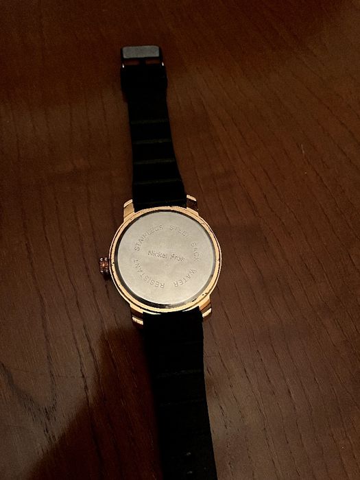 Relógio masculino preto e dourado
