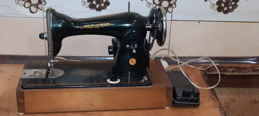 Электро швейная машинка в хорошем состоянии.рабочая