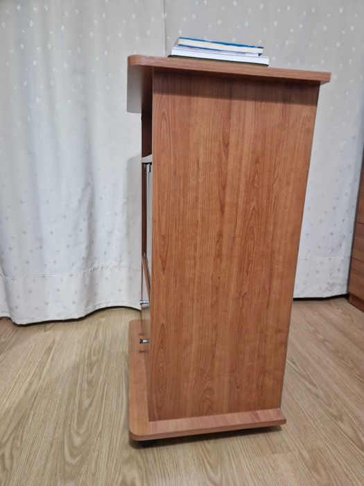 Móvel de TV/estante em madeira com rodas e gavetas