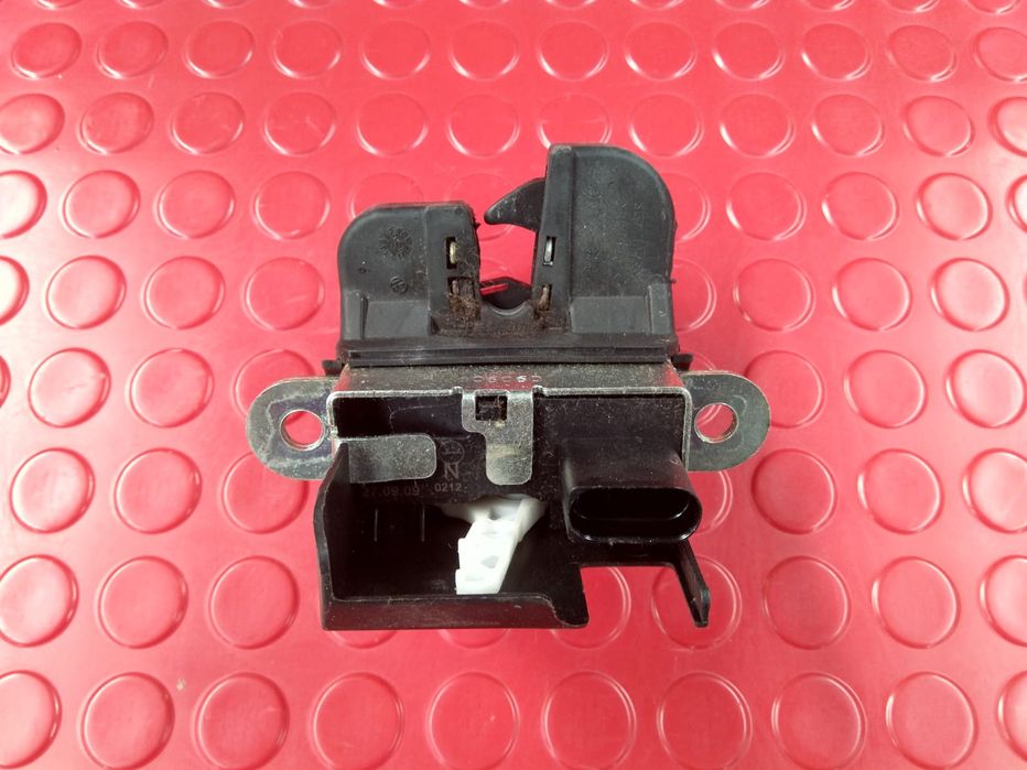 Fechadura / Fecho da Mala - 5K0827505A - VOLKSWAGEN GOLF VI (5K1)