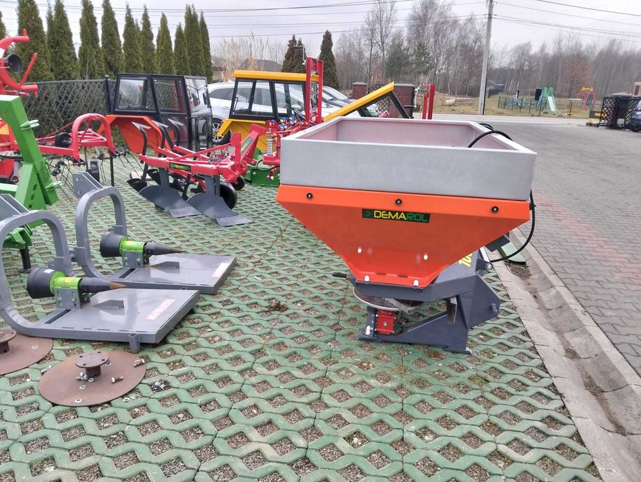 Rozsiewacz nawozu dwutalerzowy 600 litrów 400,800 DEMAROL