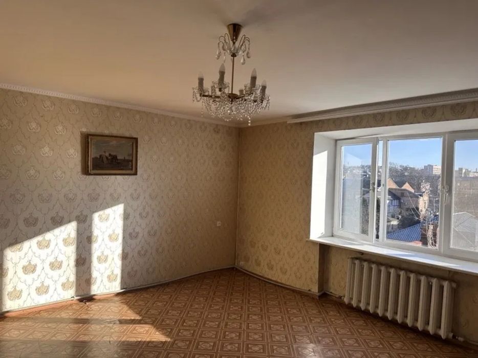 Продам елітну чотирикімнатну квартиру в центрі міста - 125 м².