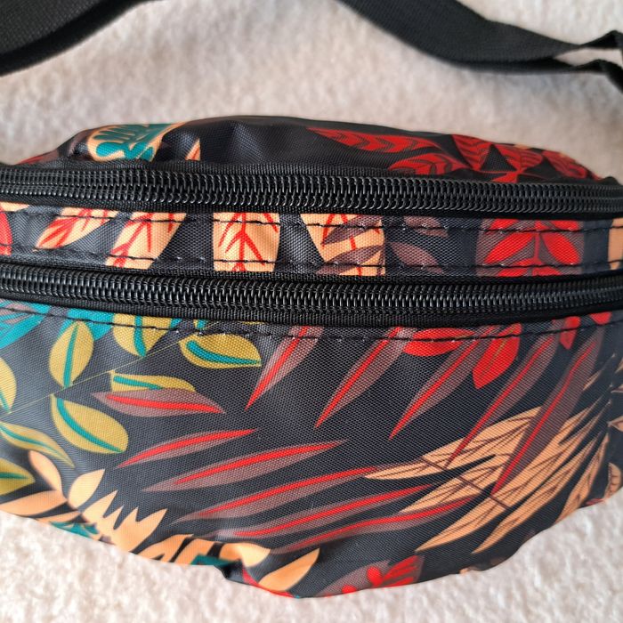 Nowa torebka nerka z wodoodpornego materiału.