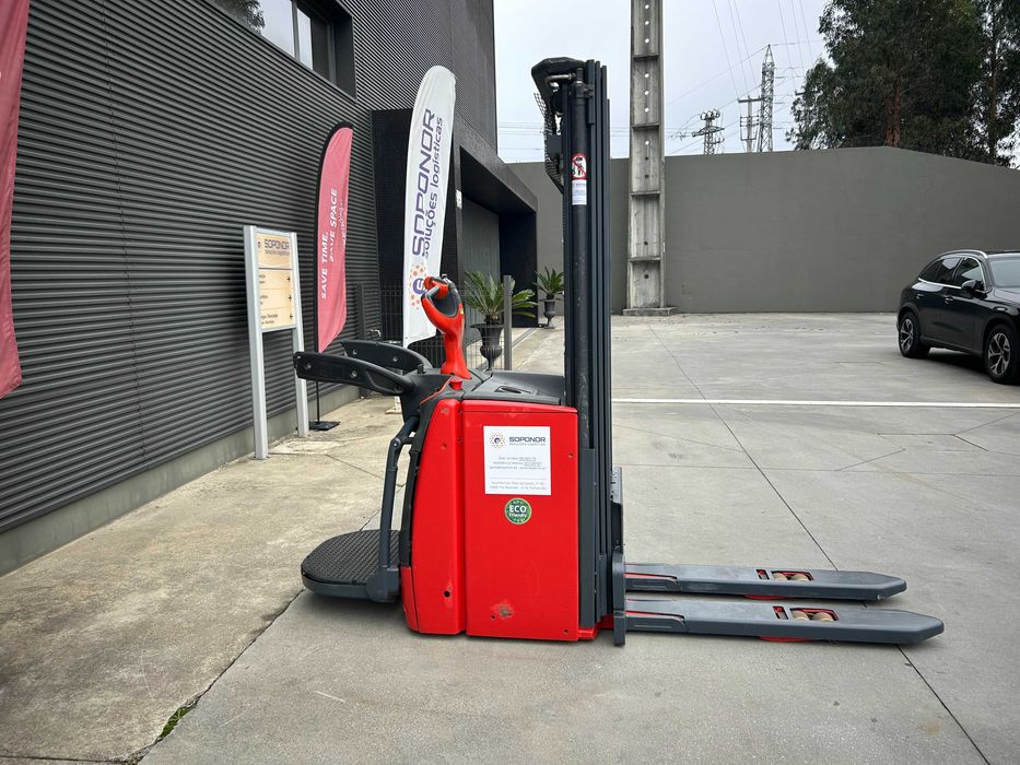Stacker Linde 1400 Kgs com plataforma de operador