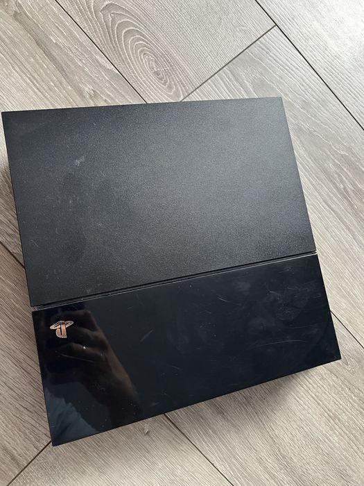 Konsola PS4 + 2 pady + okablowanie