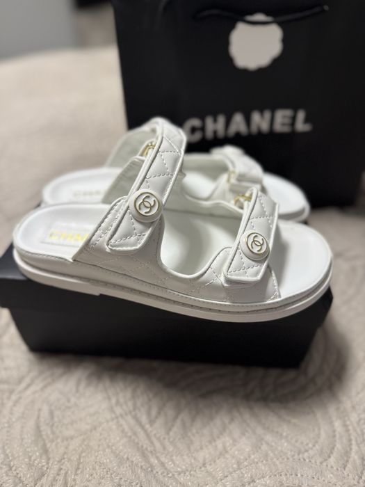 Klapki laczki pikowane Chanel – białe