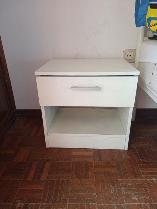 - Cama de Ferro + Estrado + Colchão ortopédico + mesas de cabeceira