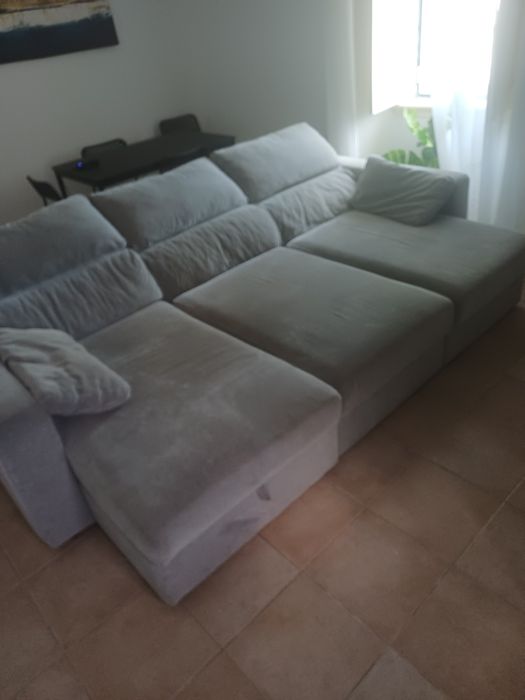 Sofá três lugares.