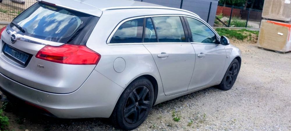 Uszkodzony opel insignia