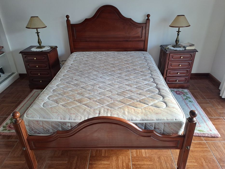 Mobília de quarto (cama e colchão, duas mesas de cabeceira e cómoda)