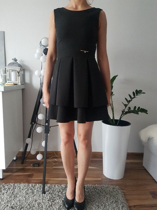 Mała czarna elegancka sukienka z falbanami rozmiar 36