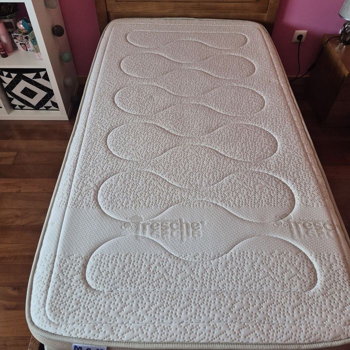 Cama solteiro com estrado, colchão e mesa de cabeceira (conjunto ou separado)