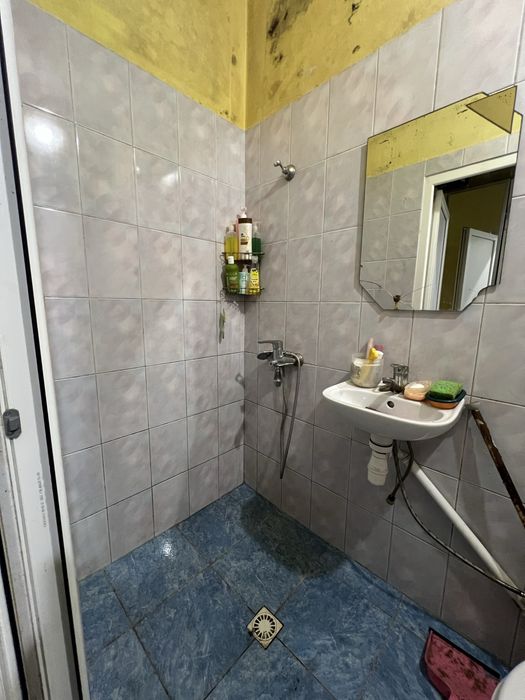 Продаж  частини будинку з умовами і міськими комунікаціями
