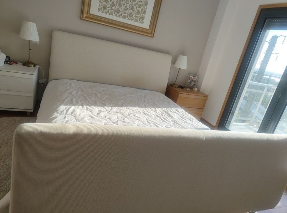 Cama excelente estado IKEA, lavável com estrado sem colchão 
1.60m