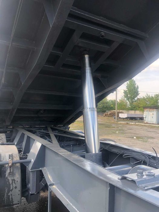 Спеціалізованний  причіп самоскид Montenegro - 1994 року випуску.