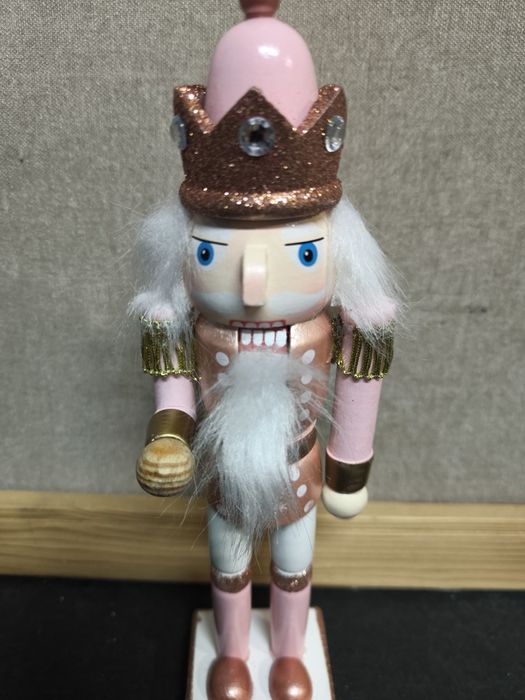 Quebra Nozes Rosa com Coroa Dourada
Este quebra-nozes decorativo apres