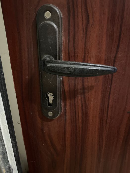 Продам двері б/у, металеві, центр