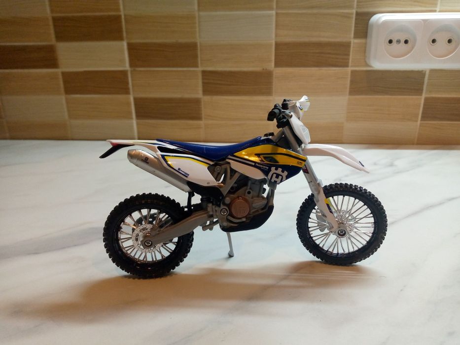 Модель мотоцикла Husqvarna FE 501 1:12 Maisto