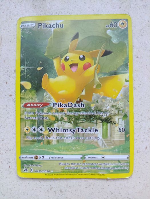 Cartas Pokémon algumas super raras e outras menos raras