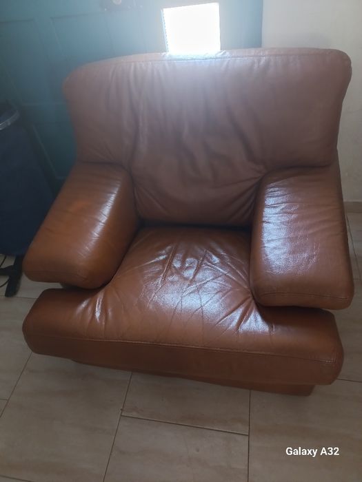 2 sofás se 1 lugar e um sofá de 3 lugares