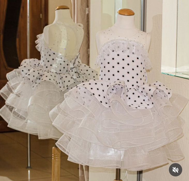 Святкова пишна біла сукня в горох