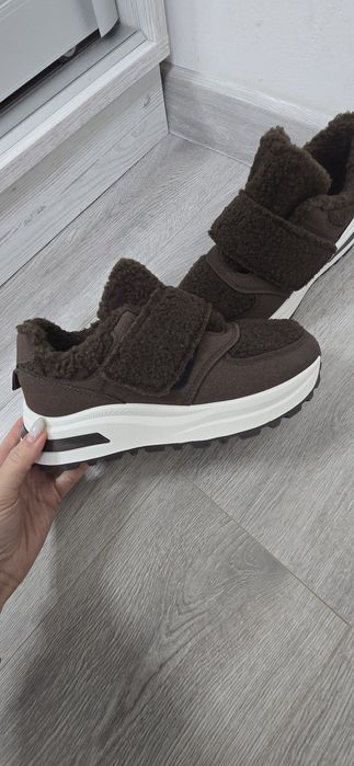 Продам зимові кросівки 24см
