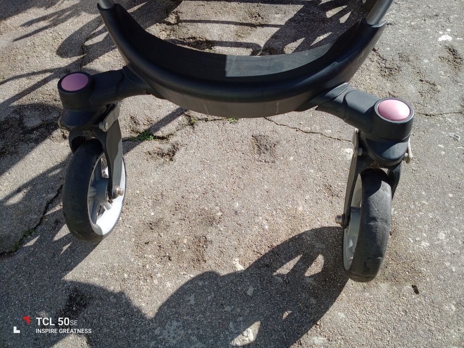 Carrinho de bebê em estado razoável com tudo a funcionar na perfeição.