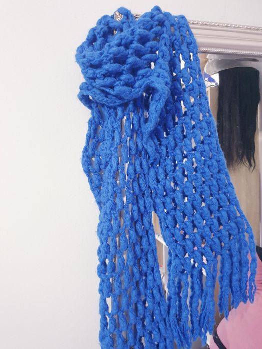 Niebieski zimowy szalik