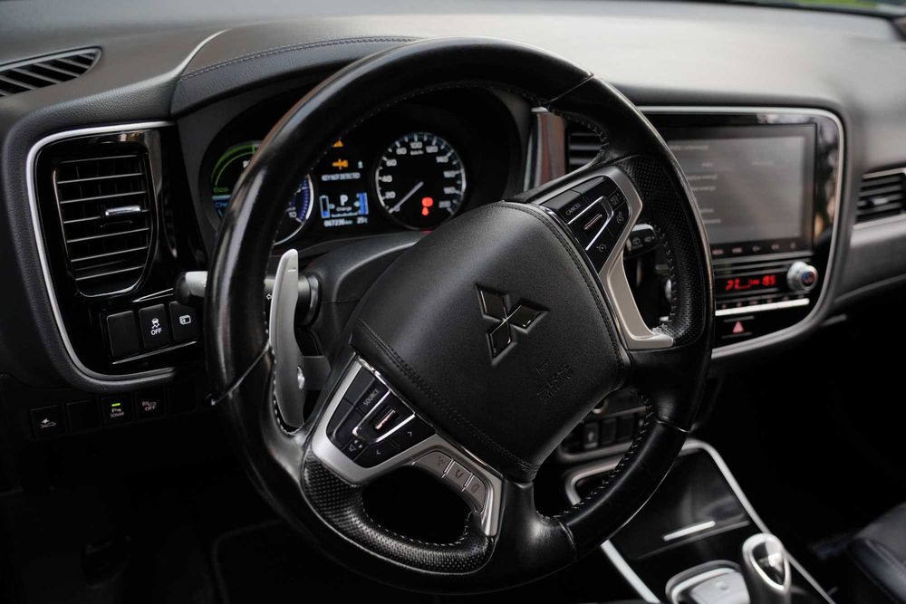Mitsubishi Outlander PHEV Instyle 2.4 2020 rok